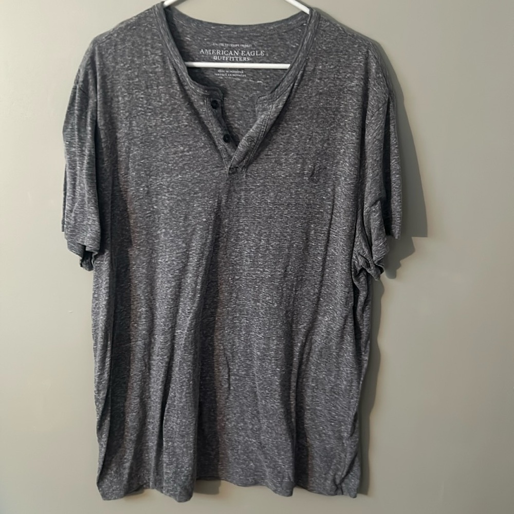 Like new American Eagle outfitters men’s V-neck button-down T-shirt